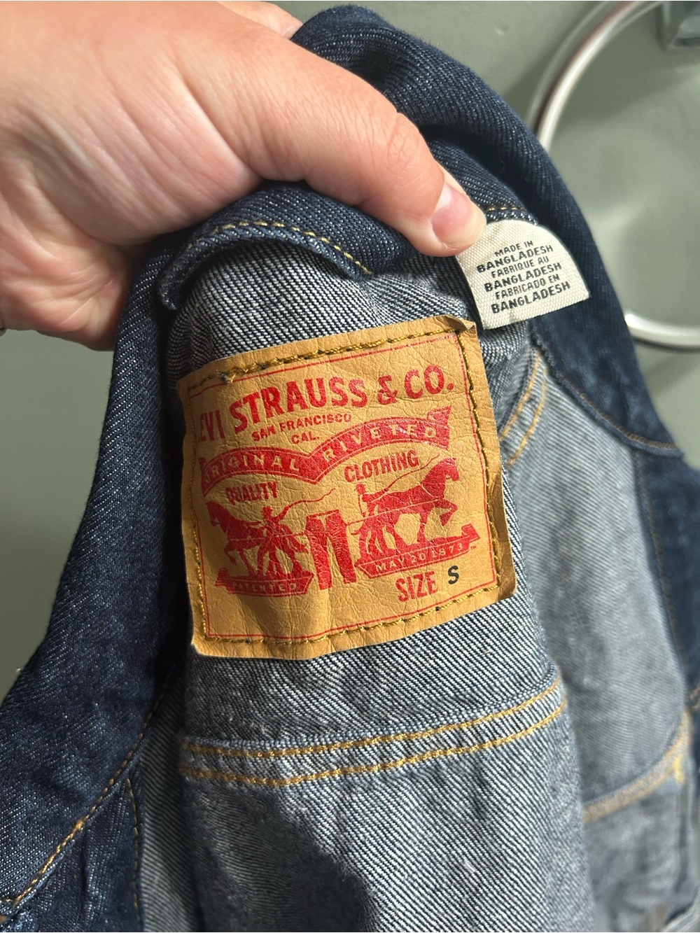 Levi’s dark wash denim Jean jacket classic - Picture 3 of 6